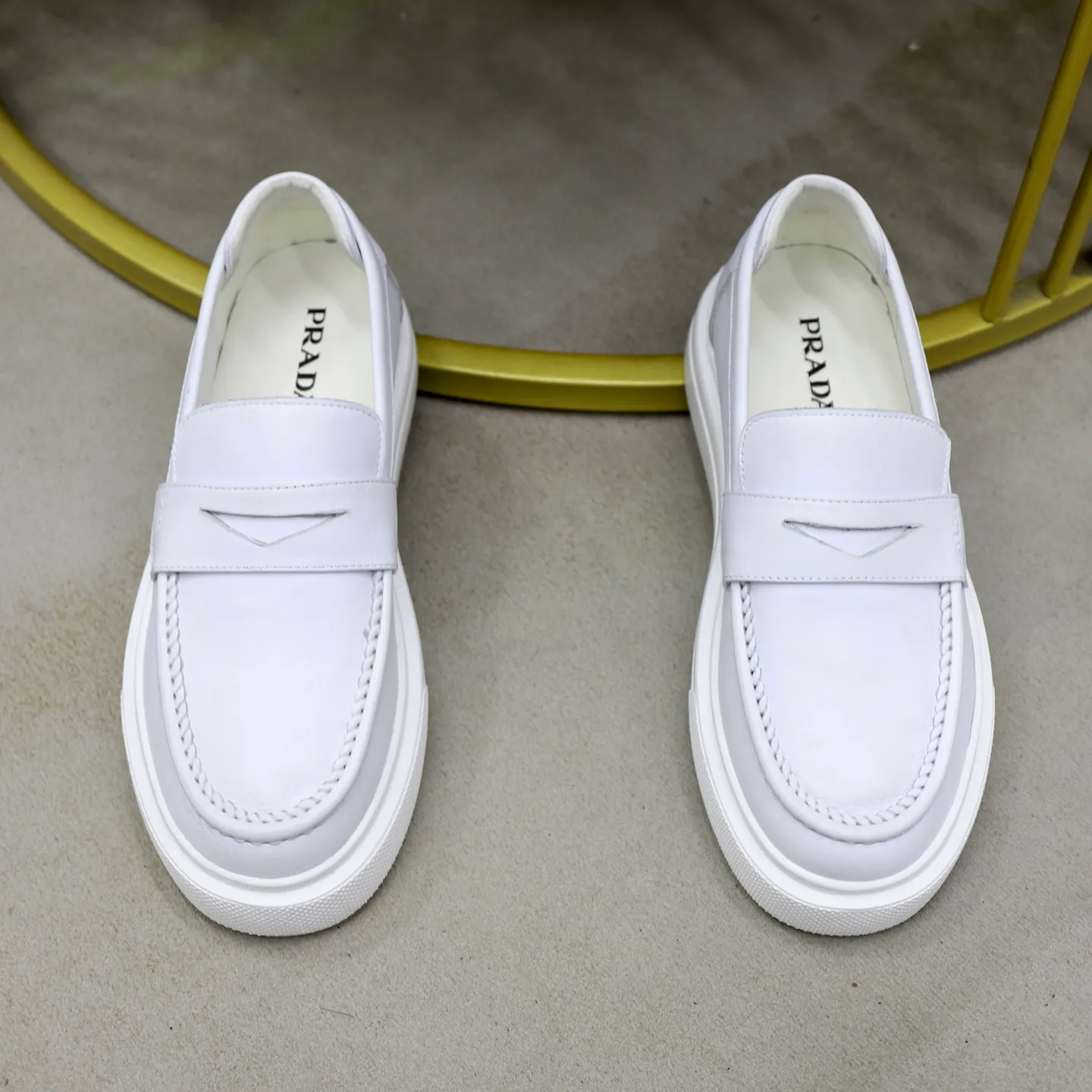 Ex-factory price: 500💰🙅‍♂️🙅‍♂️🙅‍♂️ Brand: PRADA Standard code: Men's code 38-44 (45 can be customized) Grade: Same style as the official website Original order quality Material: Original cowhide surface Comfortable lining Original outsole Style category: Men's fashionable casual leather shoes Distinguished big-name luxury elements Top luxury Color: Color of the actual picture
